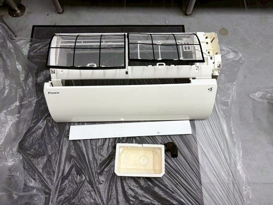 家庭用エアコンの分解した部品 洗浄後