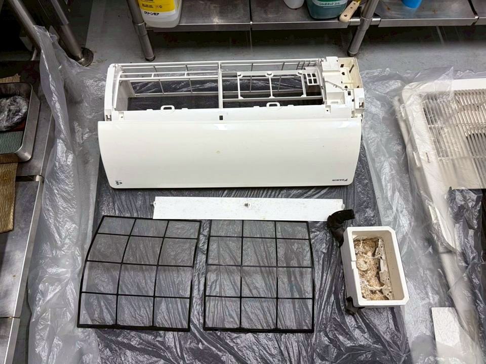 家庭用エアコンの分解した部品 洗浄前